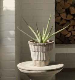 Atlas 21 cm / 8.3 in pot & tray in Grey