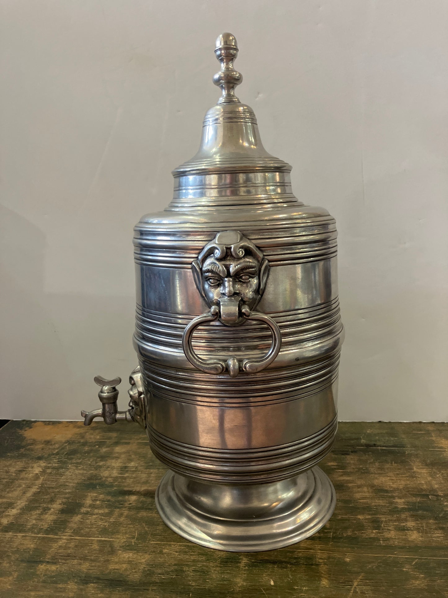 Peltro Tolusa Urn