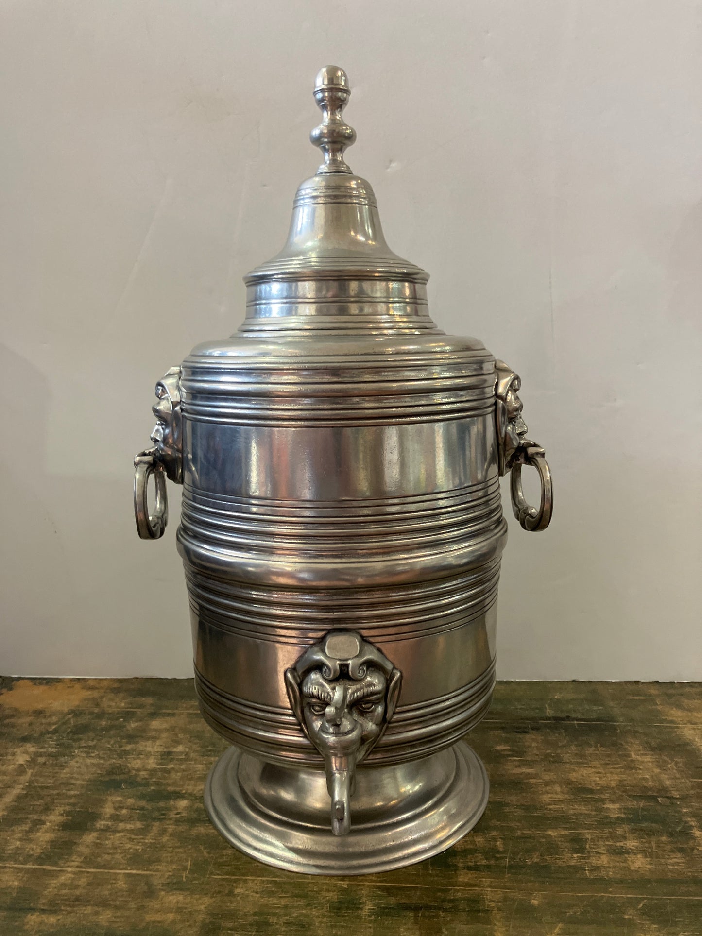 Peltro Tolusa Urn