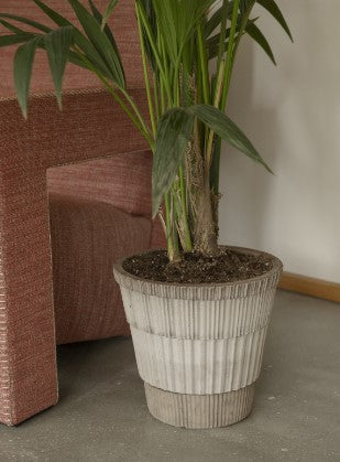 Atlas 25 cm / 9.8 in pot & tray in Grey
