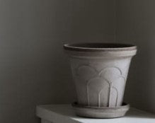Fleur21 cm / 8.3 in in pot & tray in grey